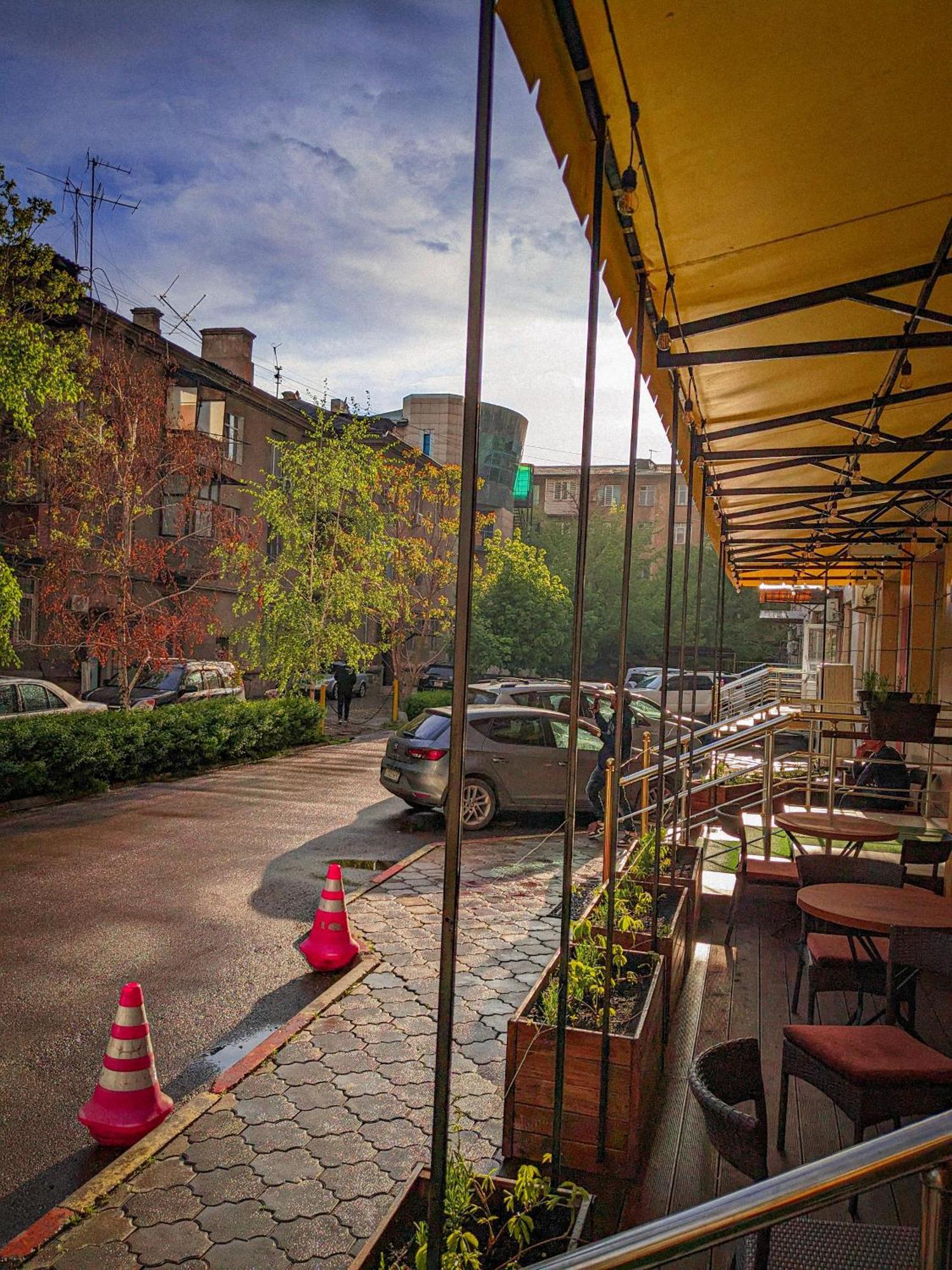 Aiva Hostel Bishkek Exteriör bild